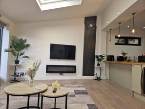 Apartment, 2 Schlafzimmer, Kamin, Gartenblick | Wohnzimmer
