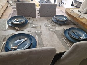 Apartment, 2 Schlafzimmer, Kamin, Gartenblick | Esszimmer
