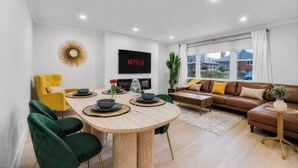 Dining - Downtown luxury house close to the nature (Ottawa)