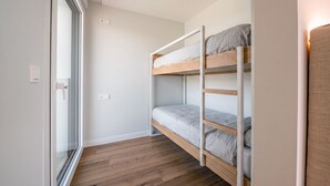 Quarto quádruplo, sacada, vista para a piscina