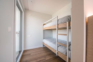 Habitación cuádruple, balcón, vista a la alberca | Escritorio y wifi gratis