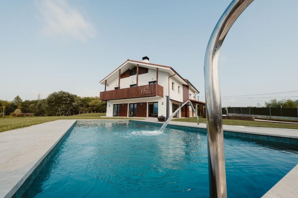 Una casa moderna de dos pisos con piscina.