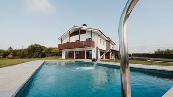 Una casa moderna de dos pisos con piscina.
