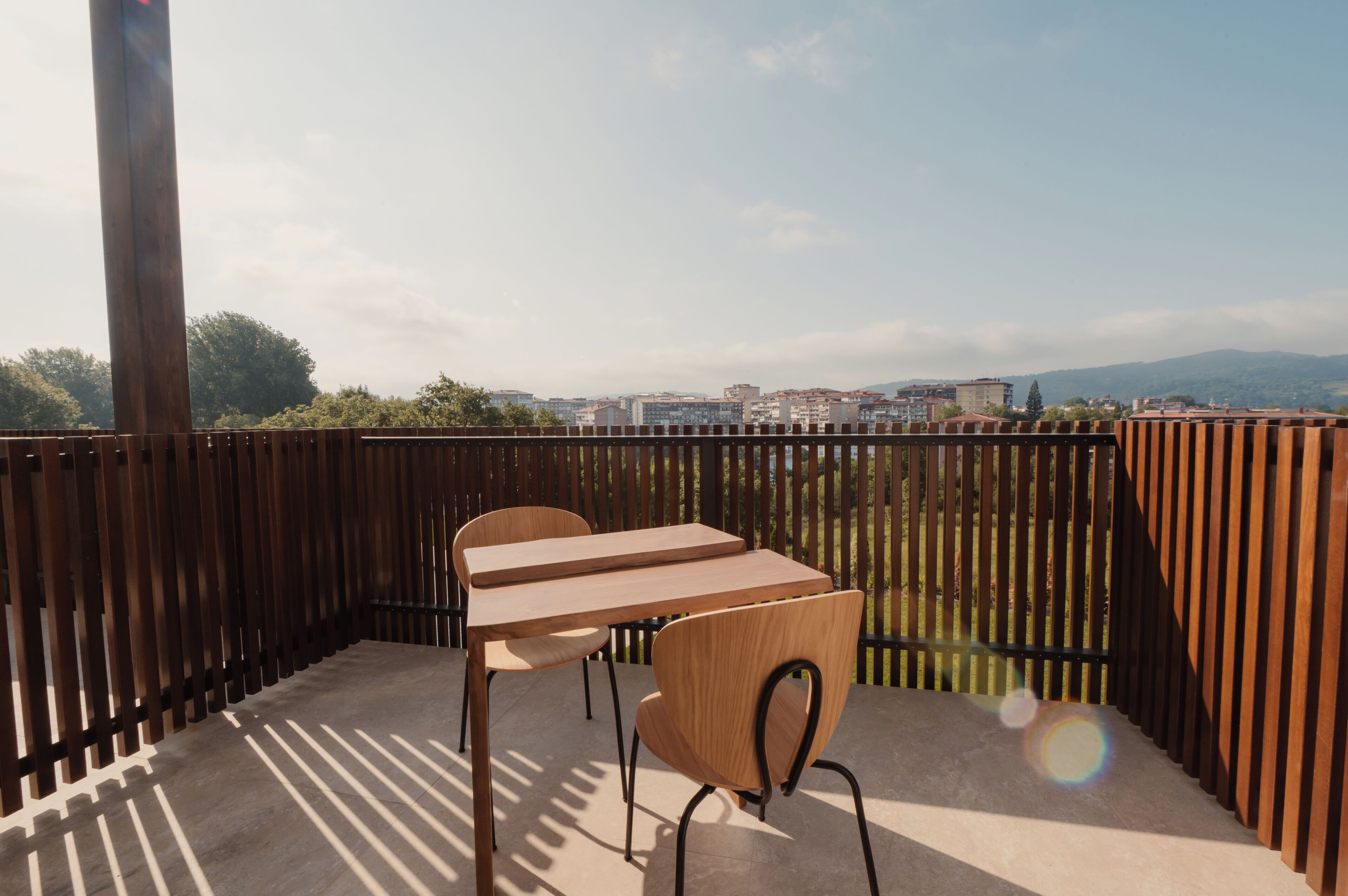 Camera Superior, balcone, vista piscina | Ristorazione all'aperto