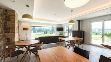 Deluxe Room, Balcony, Pool View | Dining