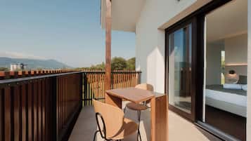 Kamar Quadruple, balkon, pemandangan kolam renang | Teras/patio