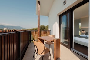 Habitación cuádruple, balcón, vistas a la piscina | Terraza o patio