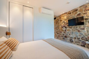 Una scrivania, Wi-Fi gratuito