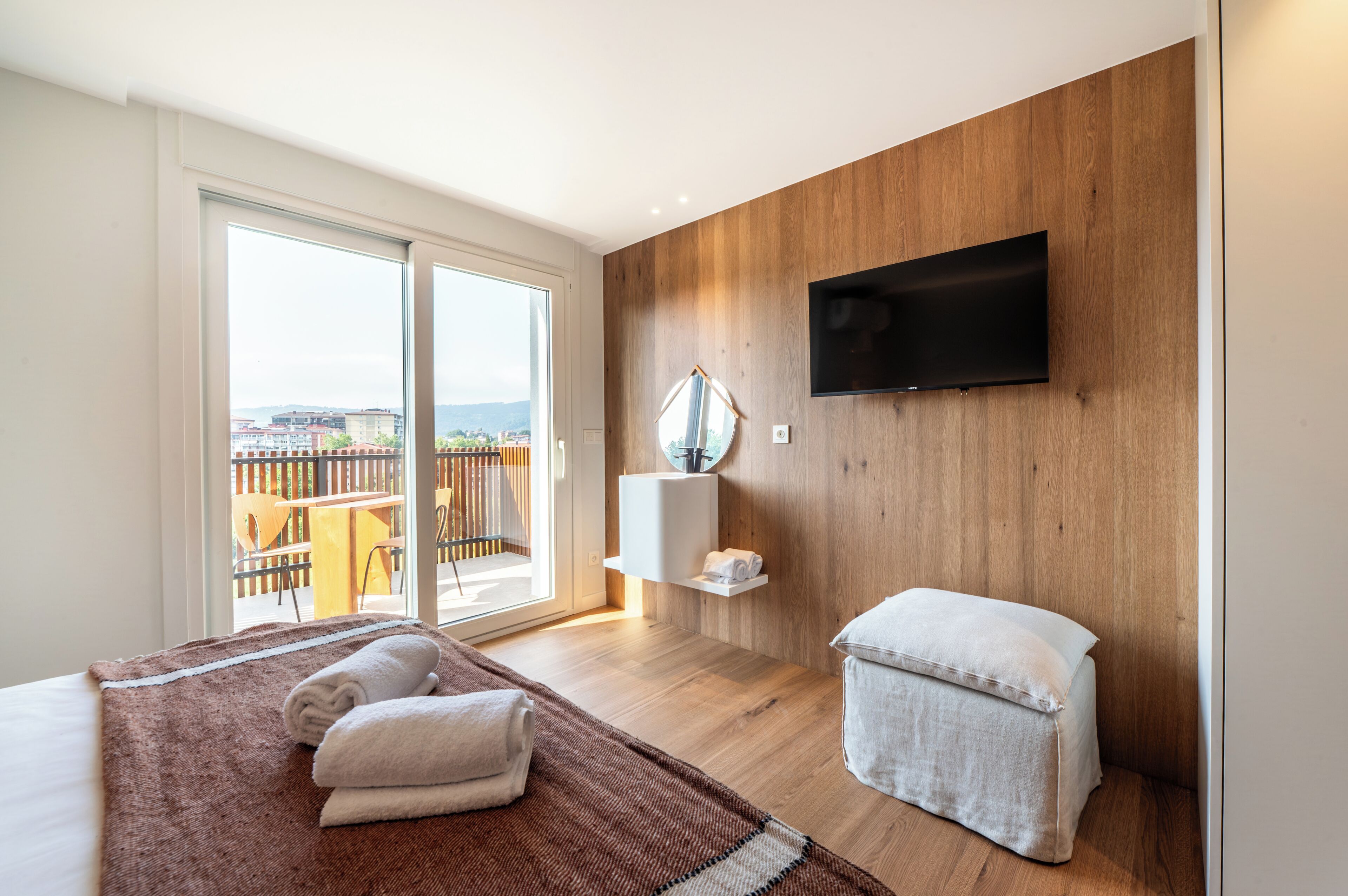 Habitación superior, balcón, vistas a la piscina | Escritorio y wifi gratis