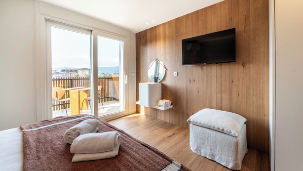 Quarto superior, sacada, vista para a piscina