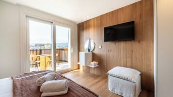 Habitación superior, balcón, vistas a la piscina | Escritorio y wifi gratis