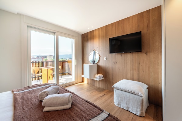Habitación superior, balcón, vista a la alberca | Escritorio y wifi gratis