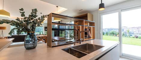 Lobby-lounge