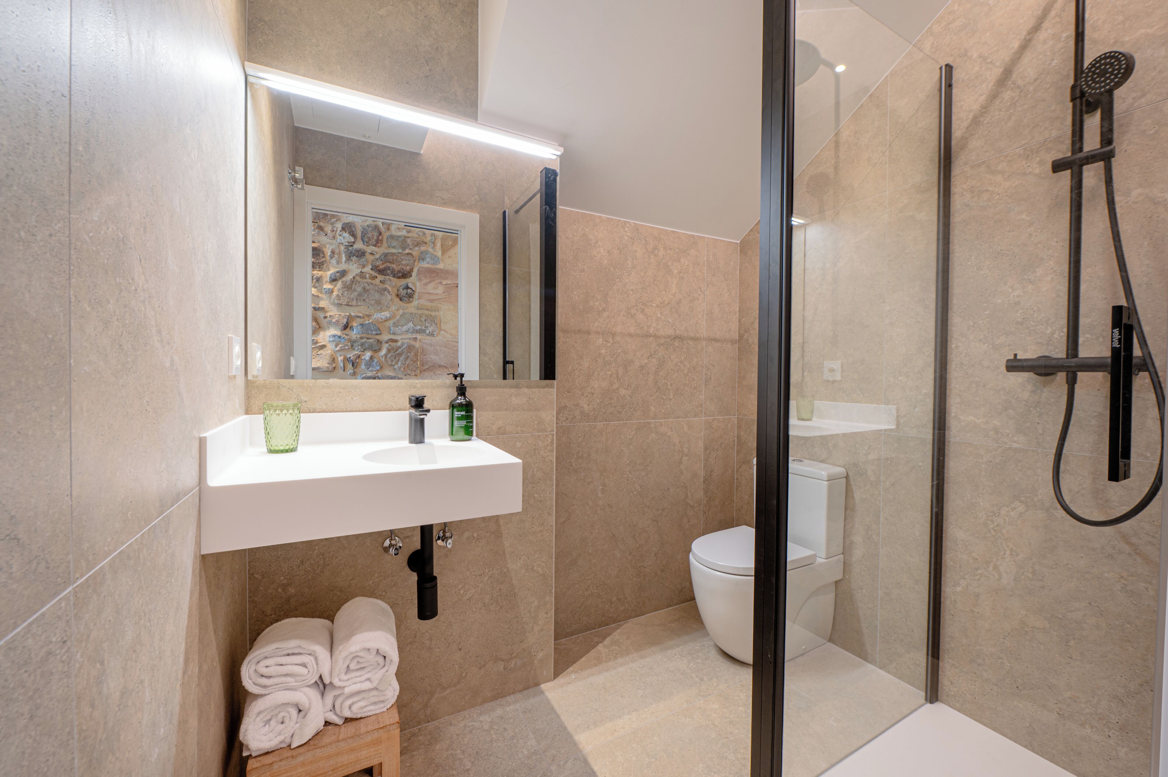 Habitación doble Confort | Baño | Secadora de cabello, toallas, jabón, shampoo 