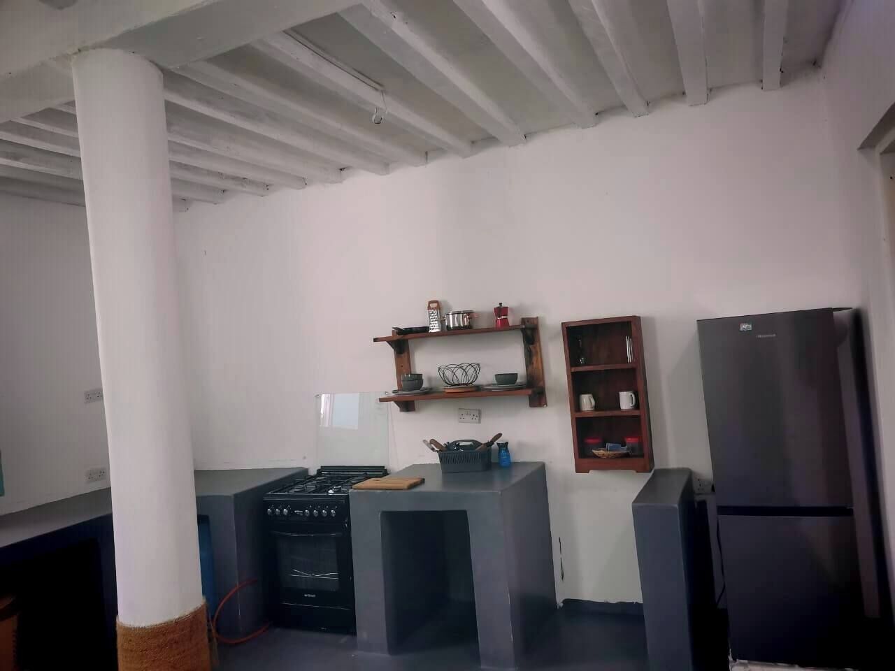 Stovetop, electric kettle, toaster, dining table