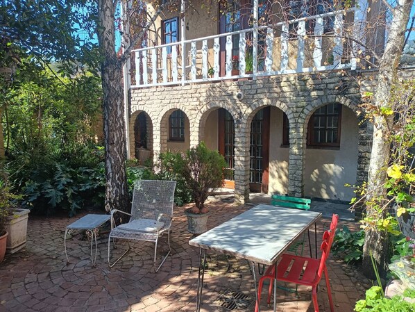 Outdoor dining - Character Cottage with Balcony in Peaceful Garden (Johannesburg)