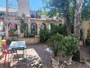 Outdoor dining - Character Cottage with Balcony in Peaceful Garden (Johannesburg)
