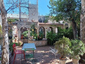 Outdoor dining - Character Cottage with Balcony in Peaceful Garden (Johannesburg)