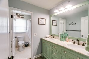 Hair dryer, towels - 1 Mi to Dtwn! Quaint Vidalia Getaway w/ Patio (Vidalia)