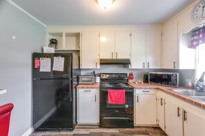 Kühlschrank, Mikrowelle, Herdplatte, Wasserkocher mit Kaffee-/Teezubehör