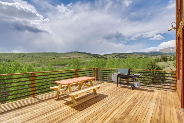 Outdoor dining - On 7 Acres! Scenic Home w/ Game Room in Fairplay (Fairplay)