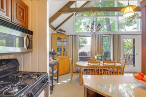 Coffee/tea maker, fridge, microwave, stovetop - Decks, Mtn Views & Large Yard! Close to Slopes (Beech Mountain)