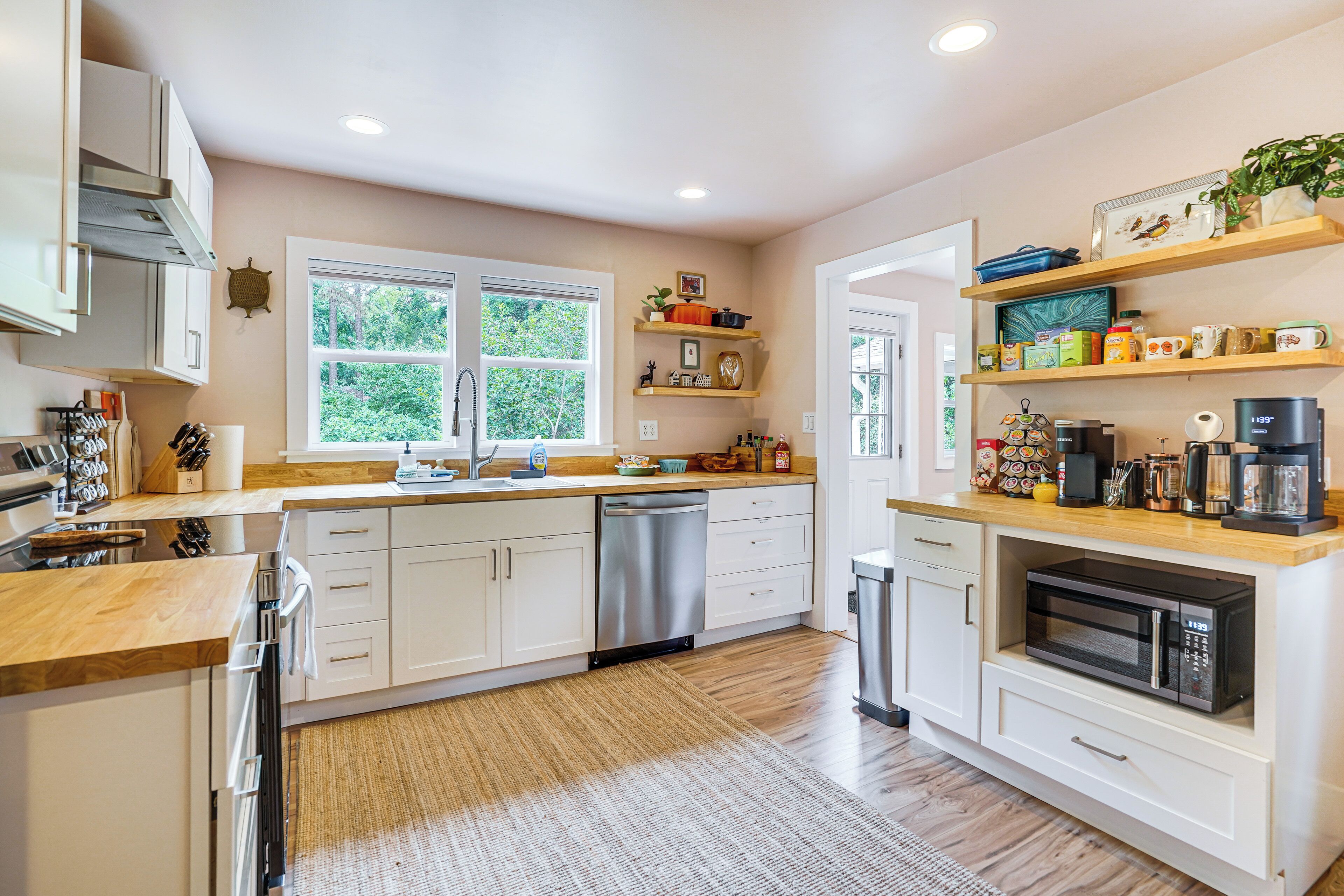 Coffee/tea maker, fridge, microwave, stovetop
