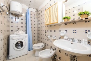 Standard-Apartment, 1 Schlafzimmer, Mikrowelle (Da Marta 10 Passi Dal Mare) | Badezimmer