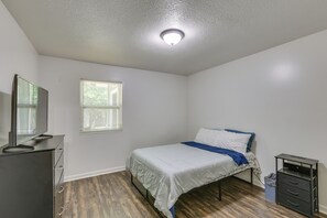 Room - Private Yard w/ Grills! Convenient Tallahassee Gem (Tallahassee)