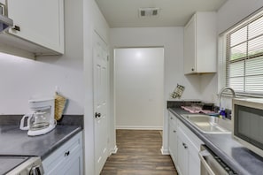 Coffee/tea maker, fridge, microwave, stovetop - Private Yard w/ Grills! Convenient Tallahassee Gem (Tallahassee)