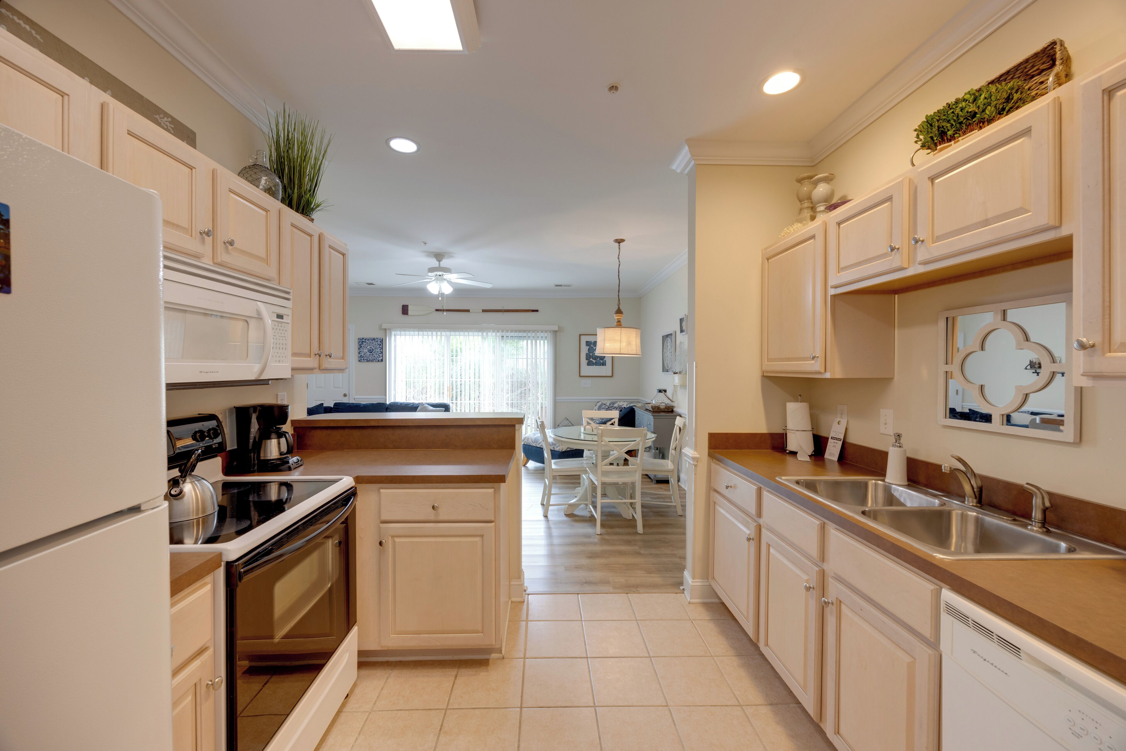Coffee/tea maker, fridge, microwave, stovetop