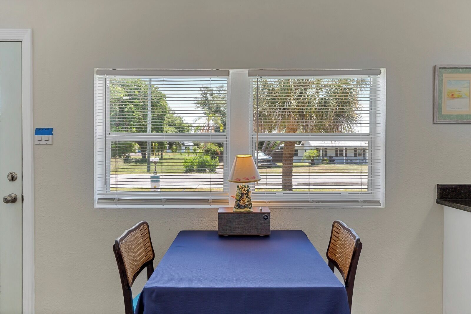 Comfort Duplex, 1 Queen Bed | Dining