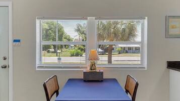Comfort Duplex, 1 Queen Bed | Dining