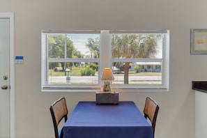 Comfort Duplex, 1 Queen Bed | Dining - Shoreline Bungalow (Nokomis)