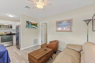 Comfort Duplex, 1 Queen Bed | Living area