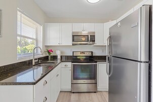 Comfort Duplex, 1 Queen Bed | Private kitchen