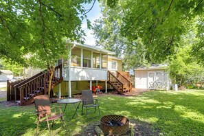 A two-story house with a covered porch, a fire pit, and outdoor seating. - Explore Oberlin! Home 1 Mi to Main Street & Campus (Oberlin)