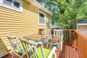 Outdoor dining - Explore Oberlin! Home 1 Mi to Main Street & Campus (Oberlin)