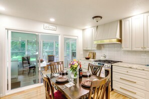 Dining - Explore Oberlin! Home 1 Mi to Main Street & Campus (Oberlin)