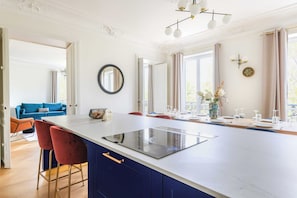 Frigorífico, microondas, horno y placa de cocina