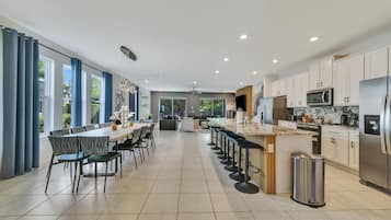 Maison, plusieurs chambres, piscine privée | Cuisine privée