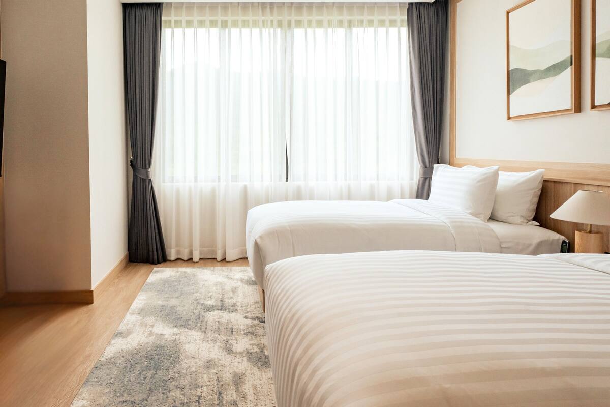 Suite, 2 enkeltsenger | Safe på rommet og wi-fi (inkludert)