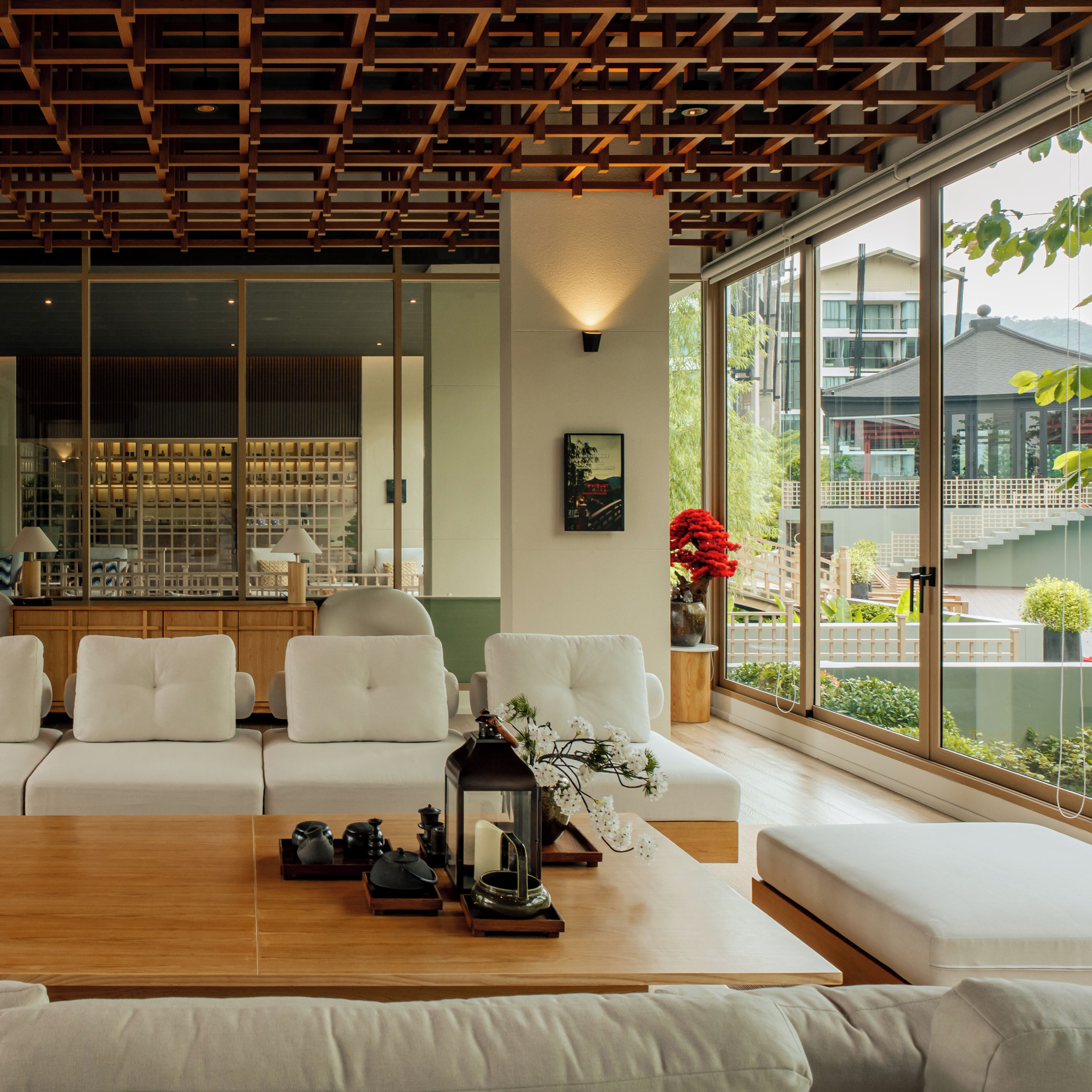 2 bars/lounges