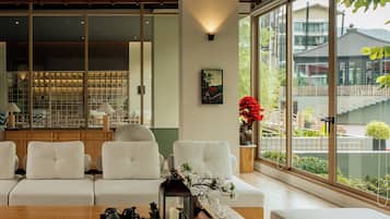 2 bars/lounges