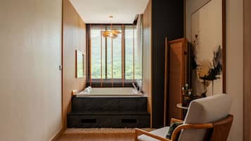 Elite Jacuzzi Suite King Bed | Private spa tub