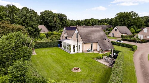 Vacation villa with conservatory at the 't Posterbos park