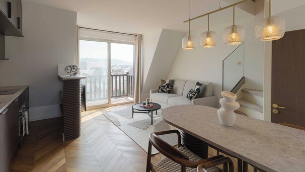 Een modern appartement met keuken, eethoek en balkon met uitzicht op de stad.