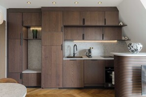 Wasserkocher mit Kaffee-/Teezubehör, Kühlschrank, Mikrowelle, Ofen