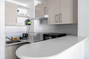 Wasserkocher mit Kaffee-/Teezubehör, Kühlschrank, Mikrowelle, Herdplatte