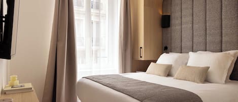 2 habitaciones, escritorio y tabla de planchar con plancha